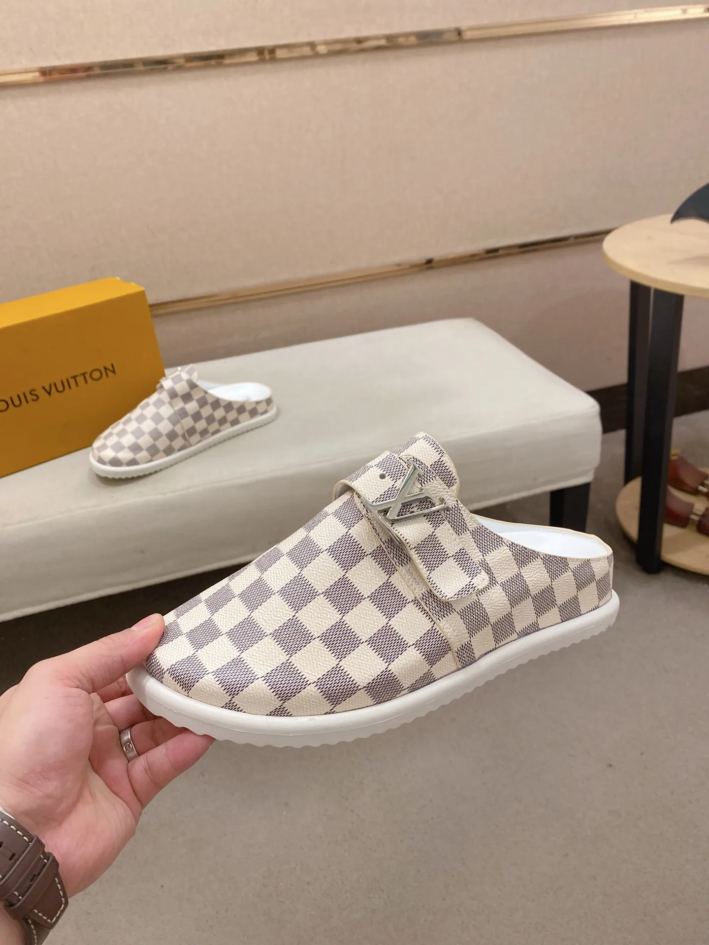 Men's shoes 💰: 360💰Made by LV🔍Top purchasing agents, men's spring and summer slippers are synchronized in the counters. The uppers are made of imported materials from Italy with logo graphics and high-quality craftsmanship. The soles: original soles specially provided by the original factory. The exclusive movable molded soles are super comfortable. Original goods follow the order, 🔍🔍high quality, you can enter and exit the counter at will. Welcome to compare, code number 38-44.